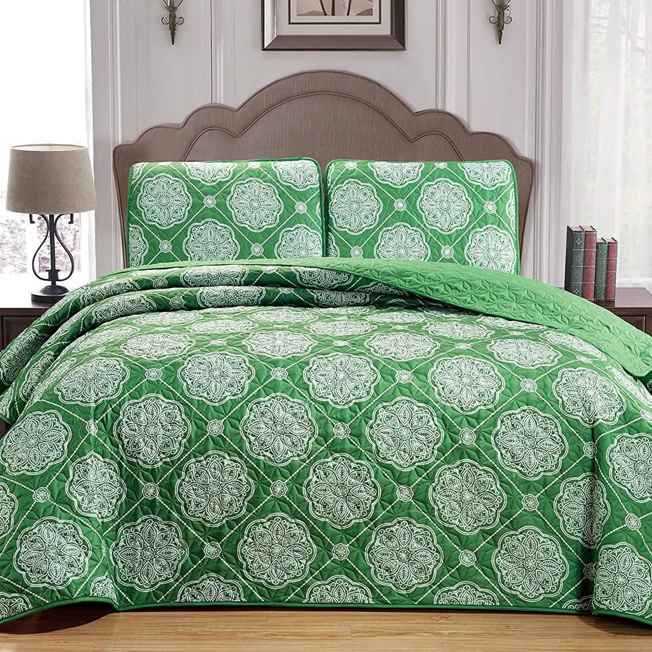 3-Piece Set: Medallion Reversible Oversized Bedspread Coverlet Quilt Bed Cover DailySale