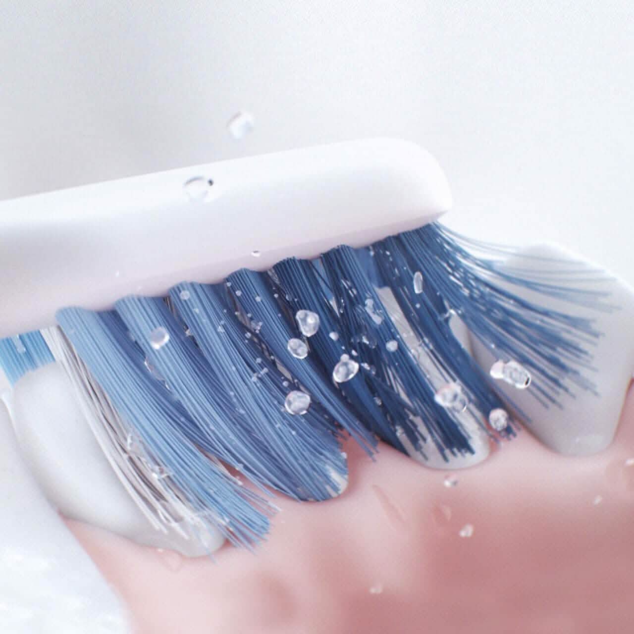 Oral-B Clic Deluxe Starter Kit, Manual Toothbrush with 3 Brush Heads & Magnetic Brush Mount DailySale